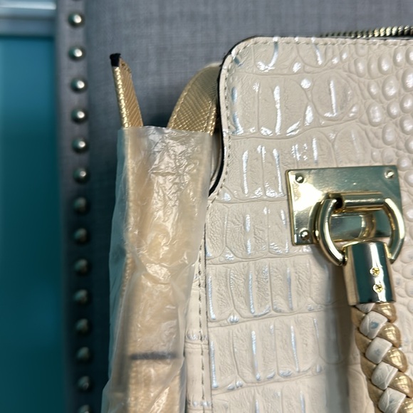 Gorgeous NWT Gianni Bini Crème Croc Embossed Tote Bag- Gold Detailing - Picture 3 of 6